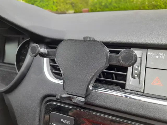 Gravity car phone holder / better clip — modelo 3D