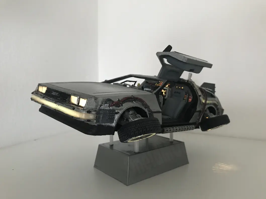 DIY DeLorean Time Machine with lights!! — modelo 3D