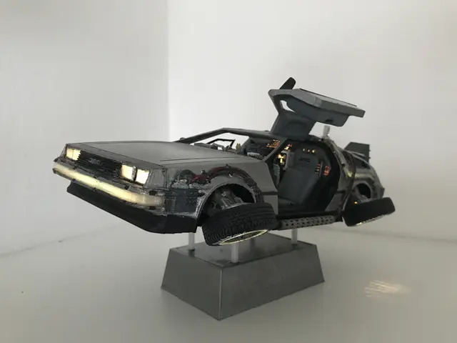 DIY DeLorean Time Machine with lights!! — modelo 3D