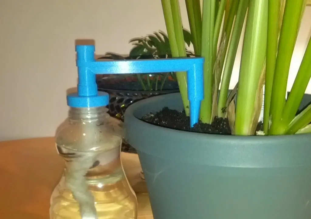 DIY Auto Plant Waterer — modelo 3D