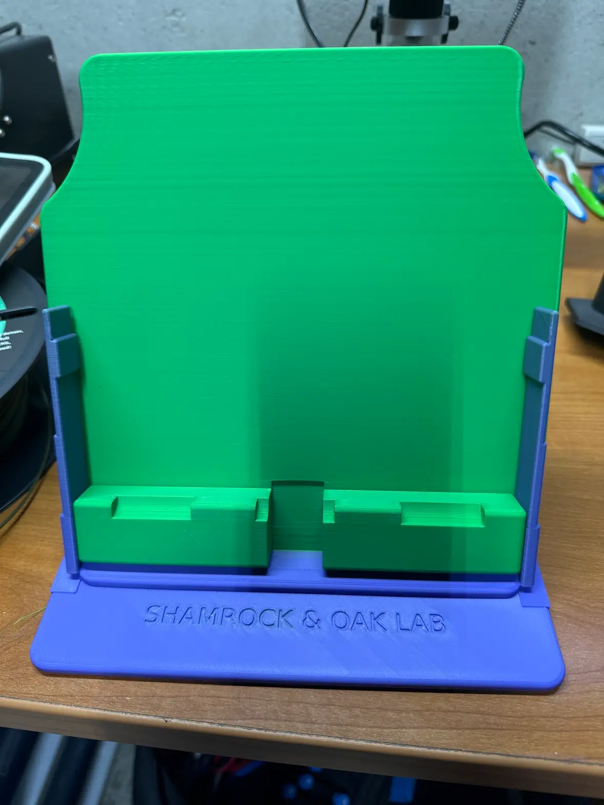 Rugged iPad Stand — Flex-Grip Tabletop Holder (iPad 10th Gen, No Supports, No Hardware) — modelo 3D