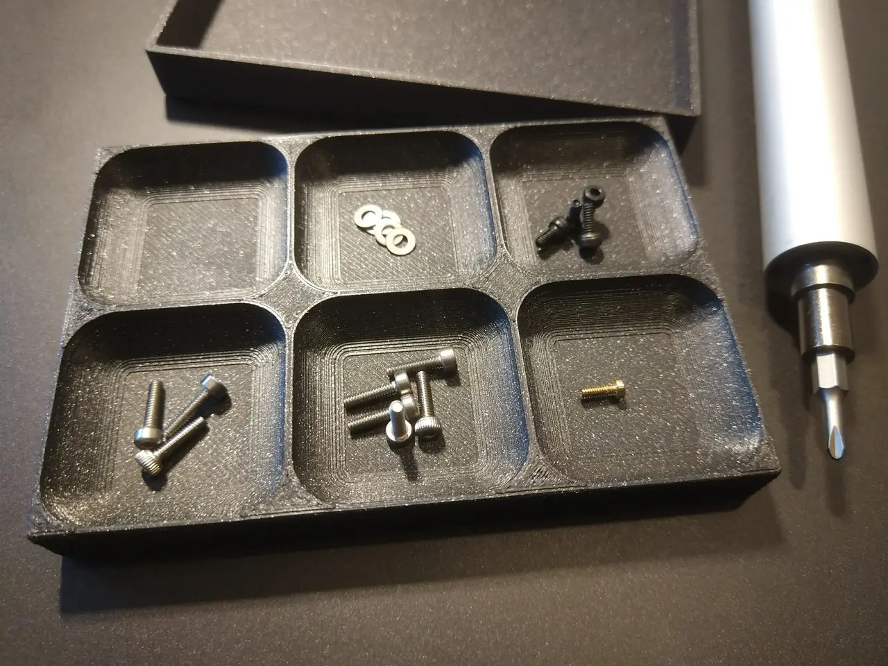 Customizable Magnetic Screw Tray/Box (with optional lid) — modelo 3D