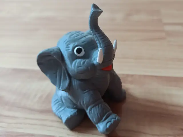 Figurine of a sitting baby elephant. — modelo 3D
