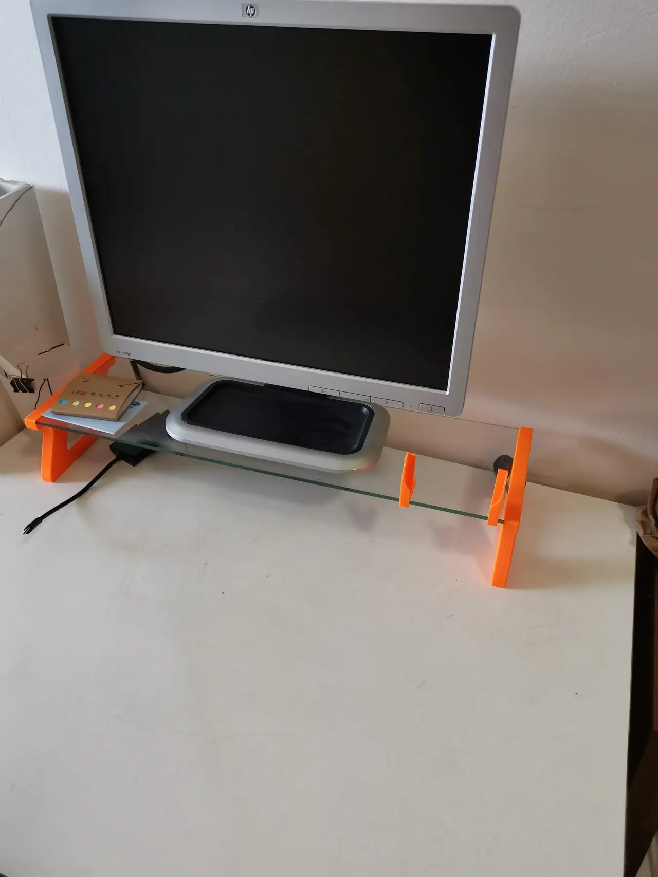 Monitor Stand (DIY IKEA BESTA Glass Shelf) — modelo 3D