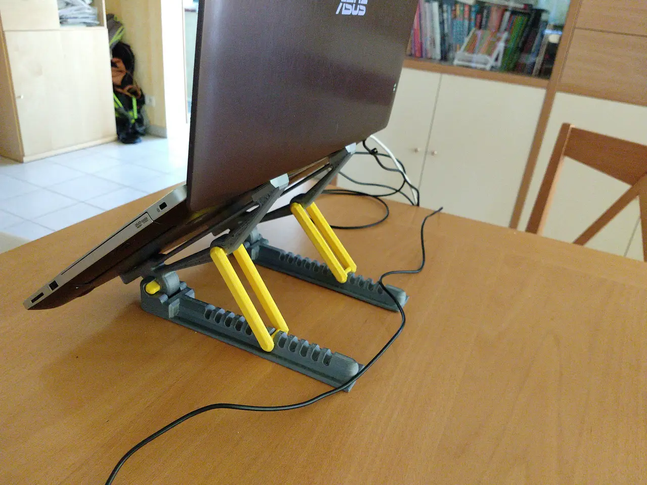 Strong Light Repositionable Laptop Stand — modelo 3D