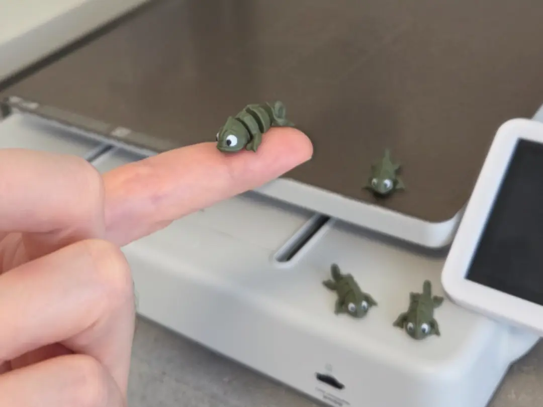 Cute tiny articulated baby Chameleon — modelo 3D