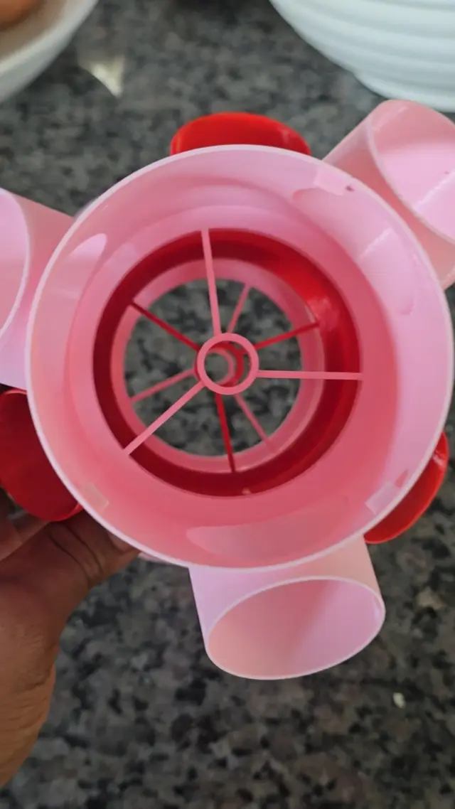 Table Top Hydroponics with a tube feeder — modelo 3D