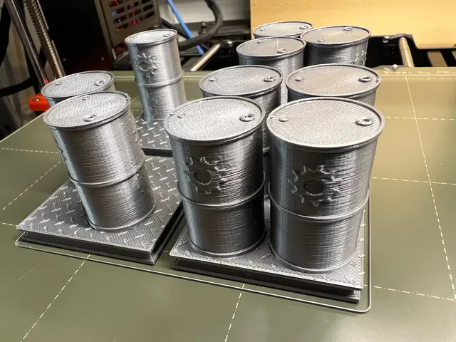 Barrel on a diamond plate pallet — modelo 3D