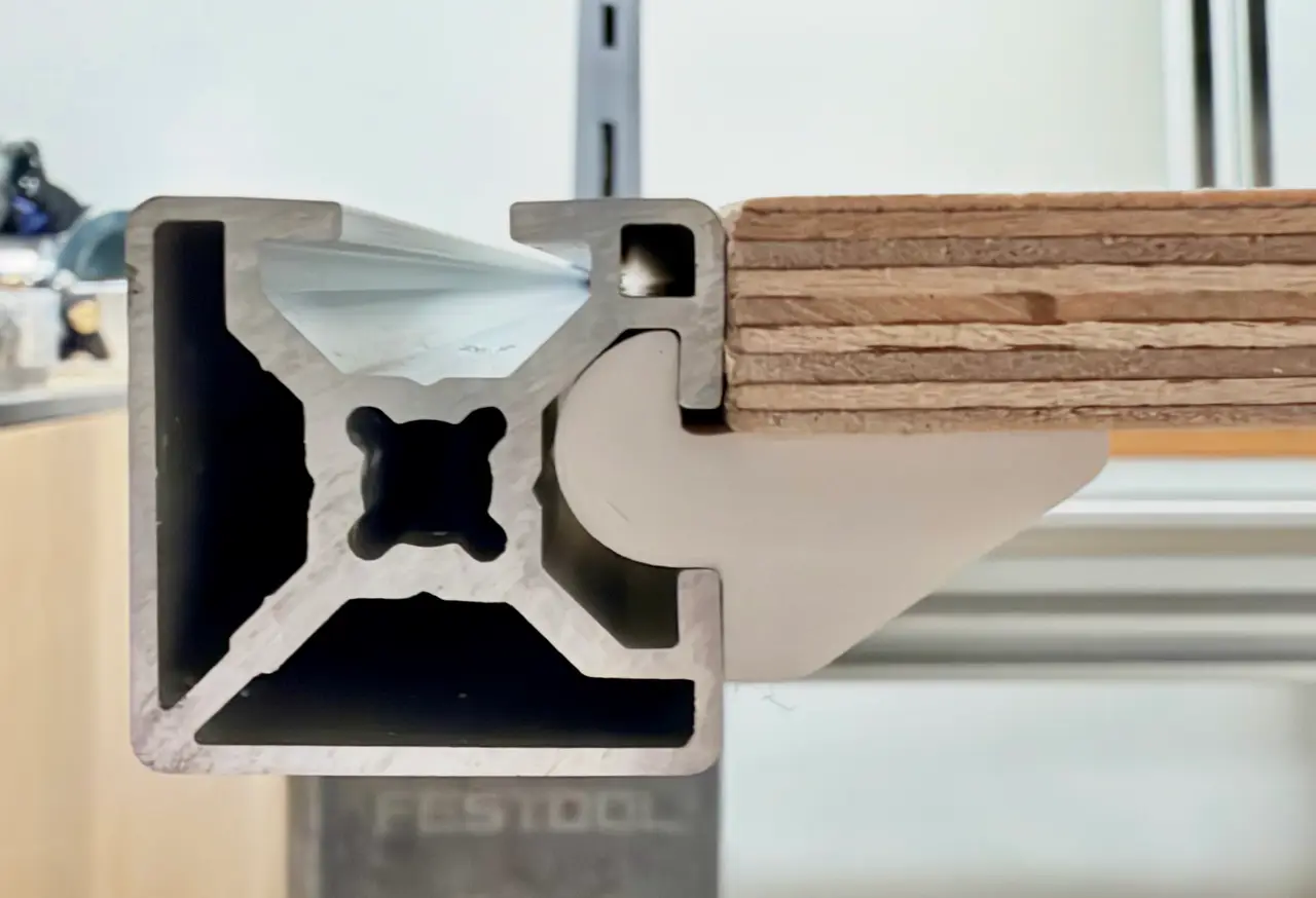 Panel holders for 3030 aluminum extrusion — modelo 3D