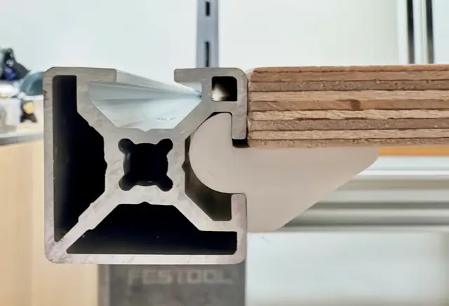 Panel holders for 3030 aluminum extrusion — modelo 3D