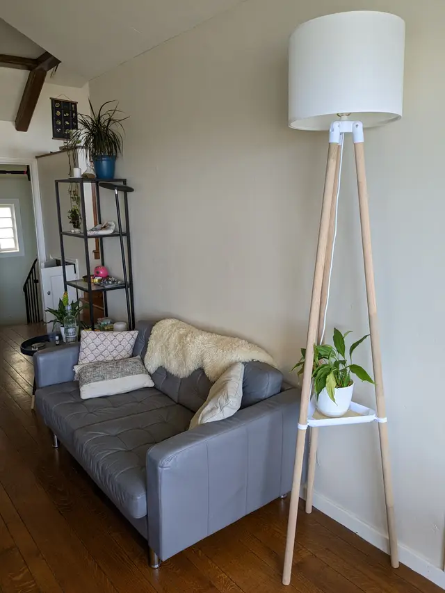 Floor lamp with shelf — modelo 3D