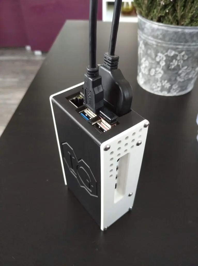 Raspberry Pi 4 case with 2.5 HDD(SSD) mount — modelo 3D