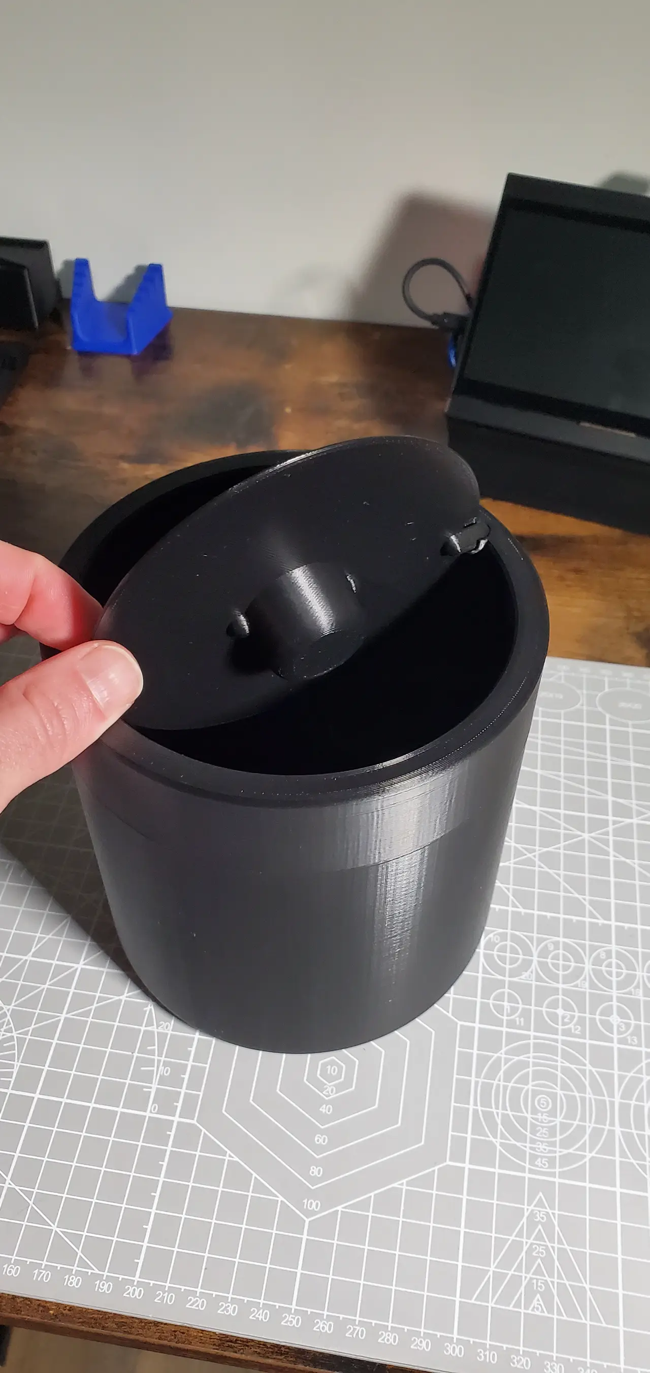 Desktop Trash Can with Swing Top Lid — modelo 3D