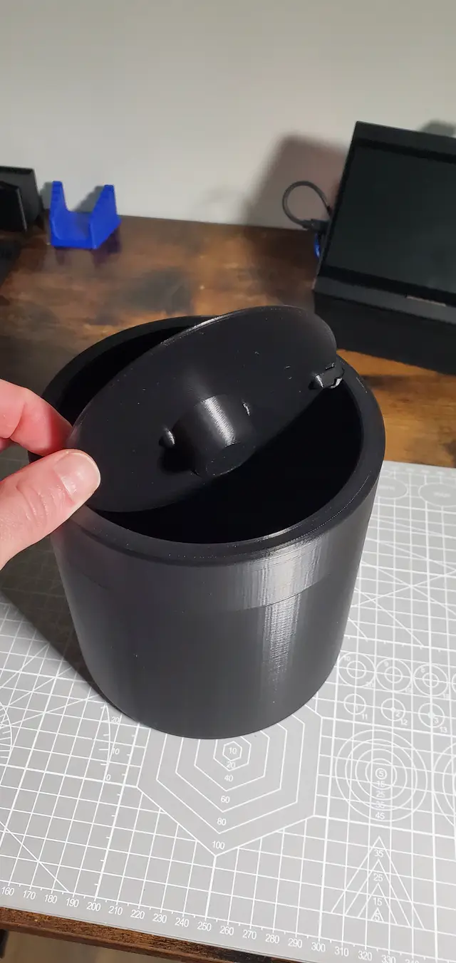 Desktop Trash Can with Swing Top Lid — modelo 3D