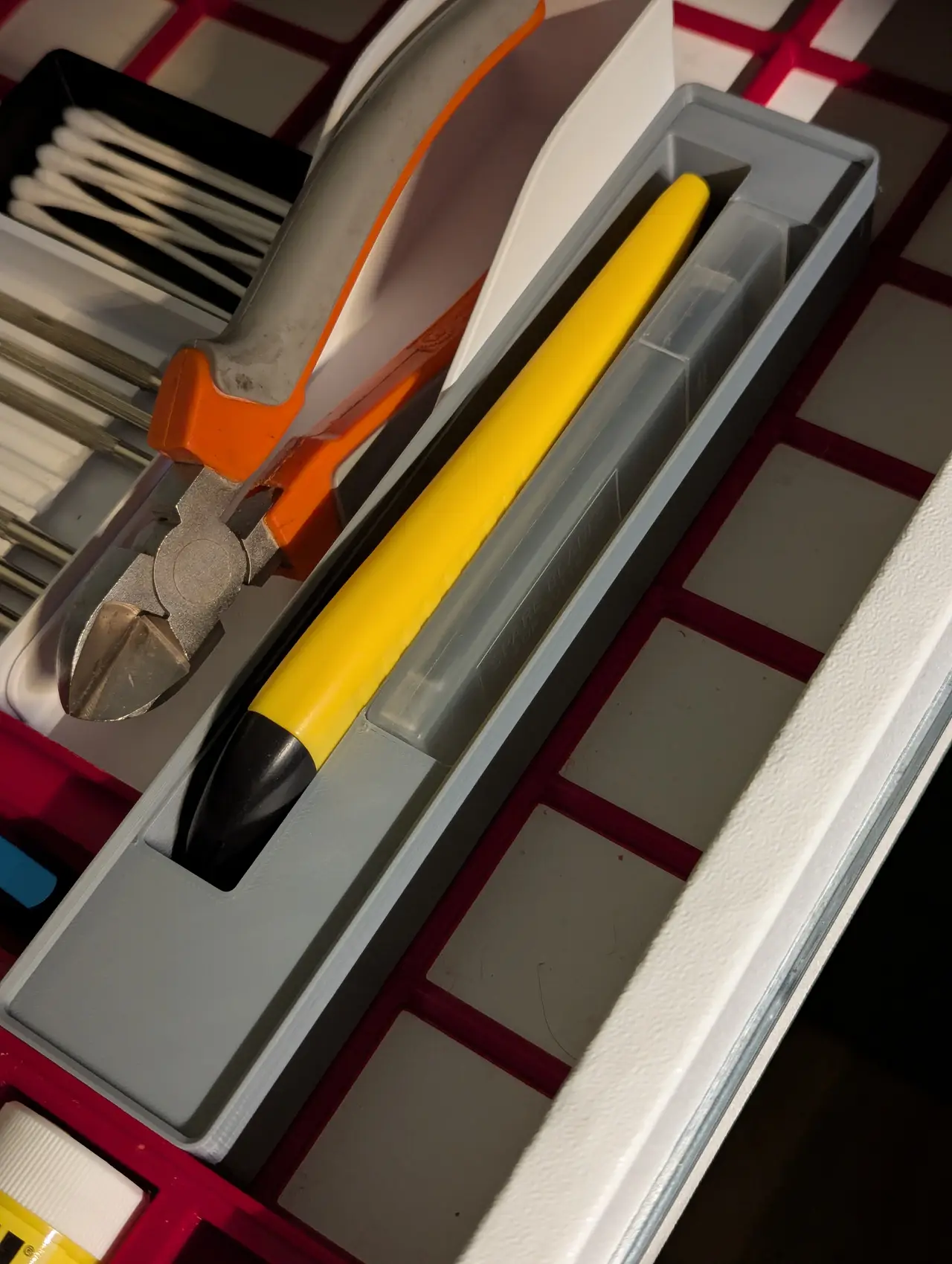 Gridfinity bin for box cutter and spare blades 5x1 — modelo 3D