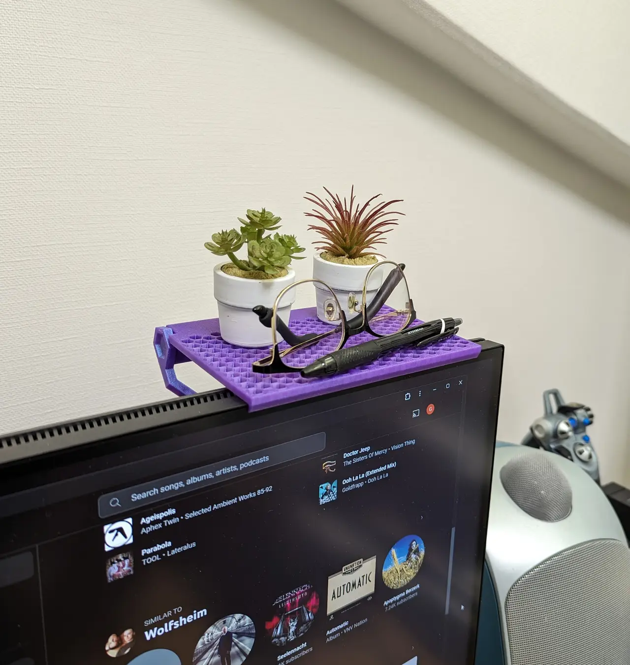 Adjustable Monitor shelf - Fits any display: curved back, thin bezel, laptop, or TV. — modelo 3D