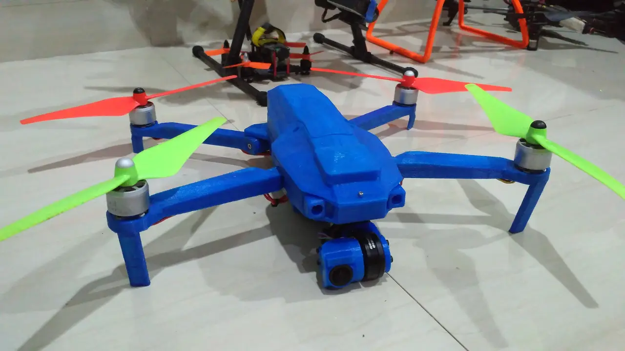 Foldable drone frame (wider body, higher ground clearence,bottom access plate) Remix — modelo 3D