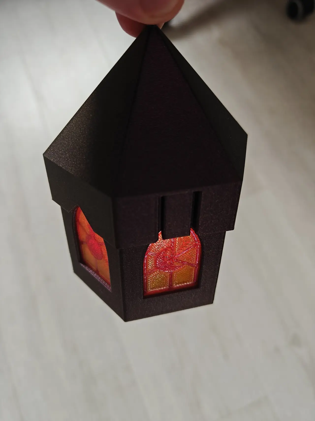 Wizard Lantern — stained-glass LED tealight lantern with six slide-in panes — modelo 3D
