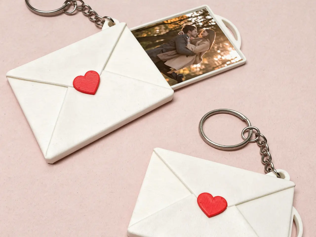 Letter Keychain with photo - Saint Valentine Gift — modelo 3D