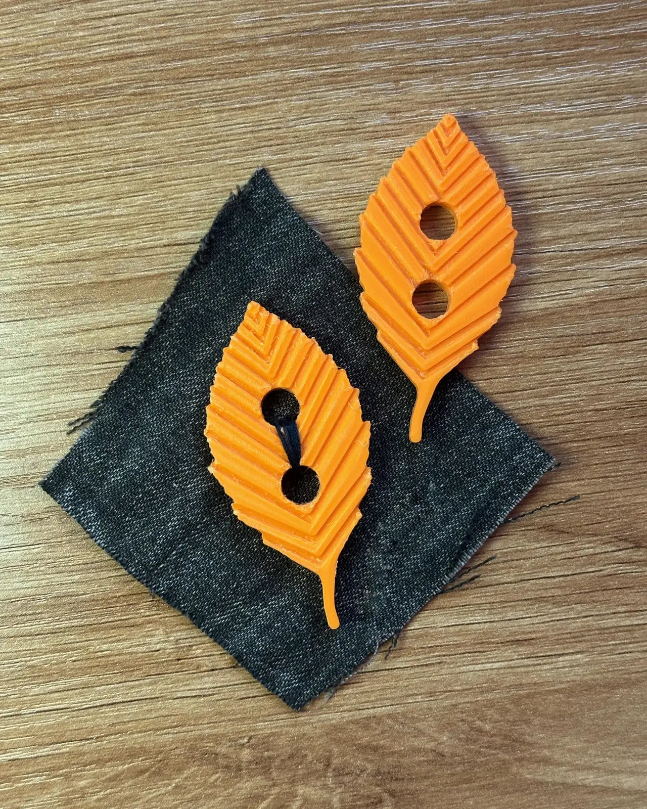 Red Alder Leaf Shaped Sewing Button — modelo 3D