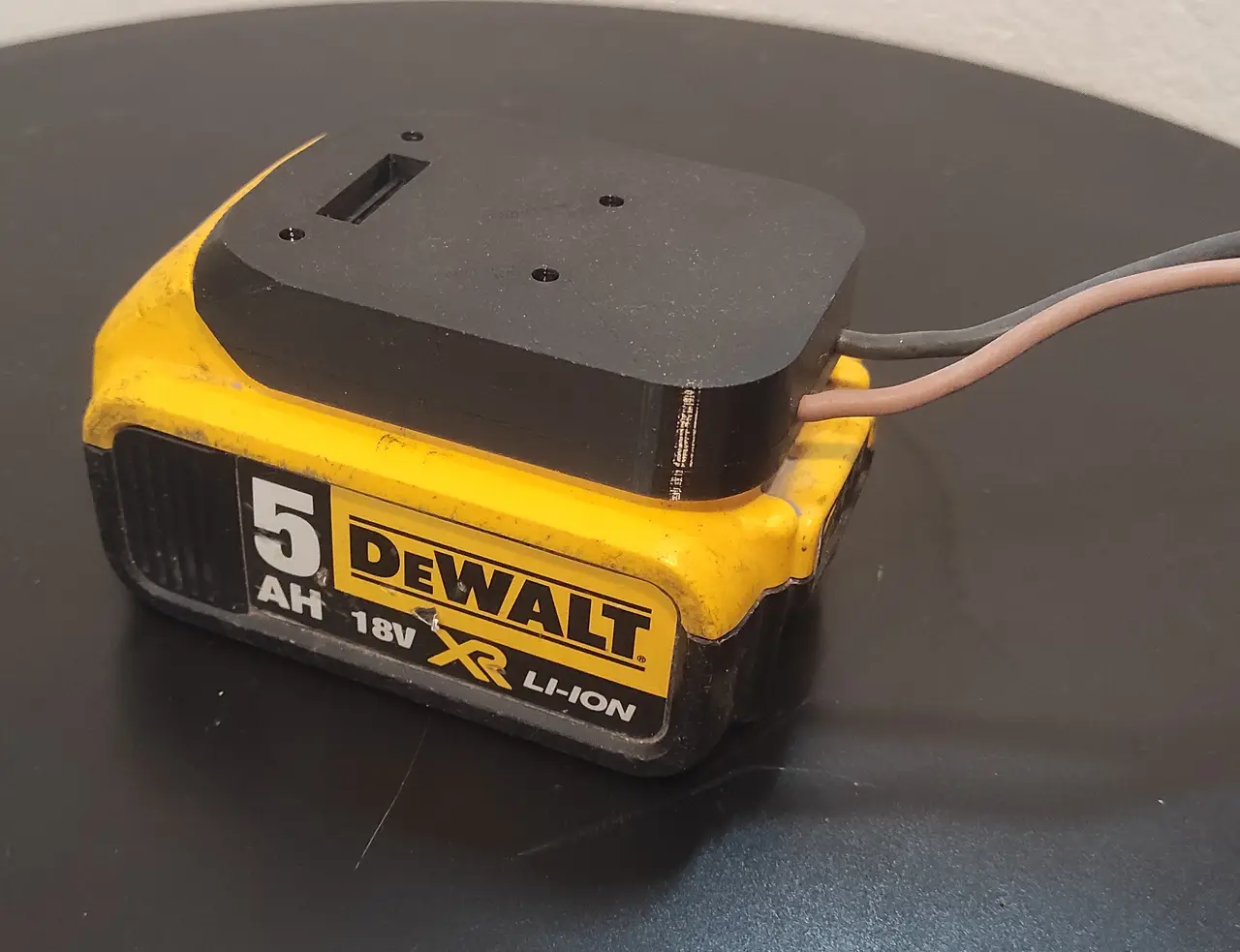 DeWalt battery adapter — modelo 3D