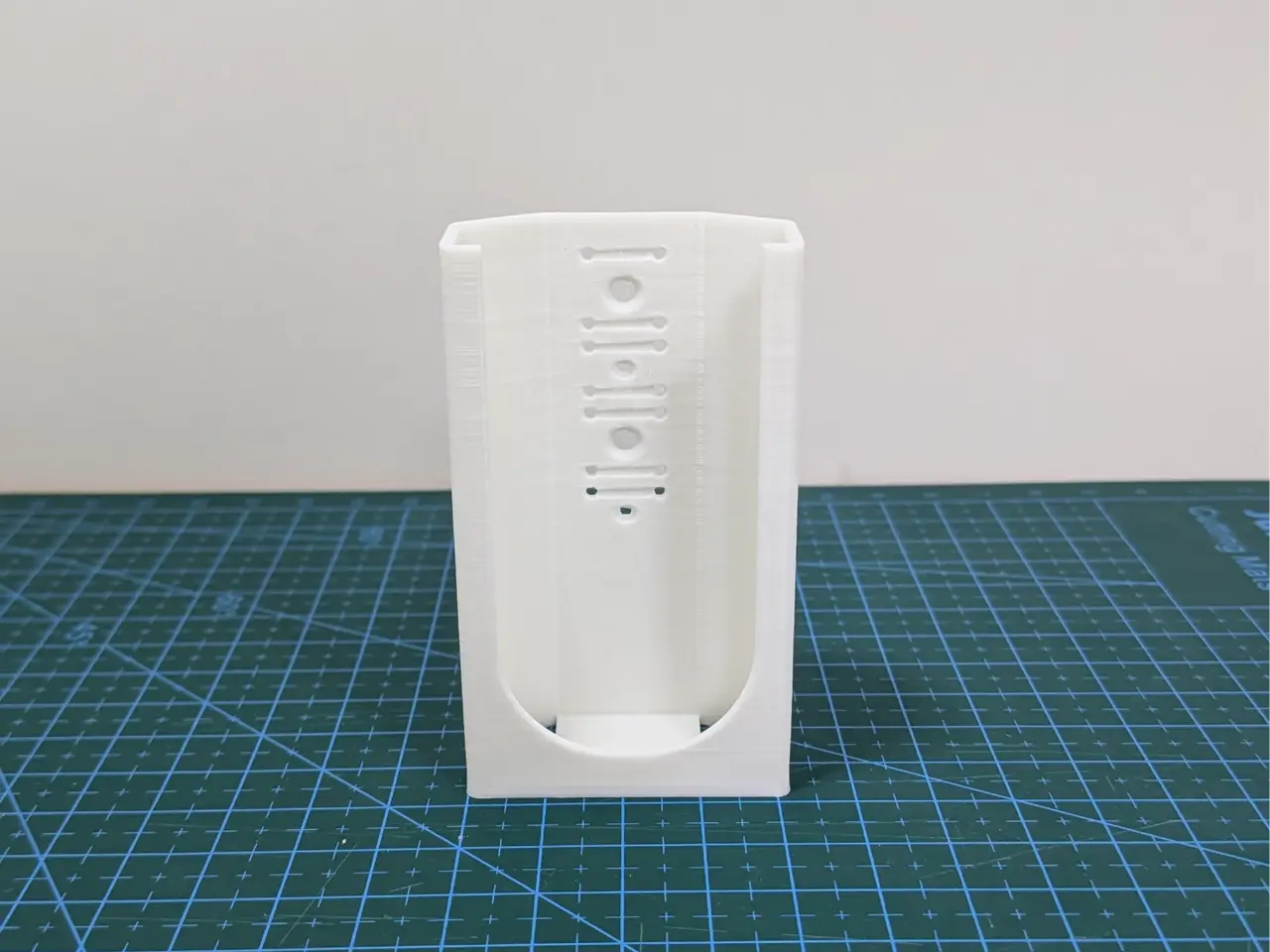 Google TV Streamer / Chromecast Remote Wall Holder — modelo 3D