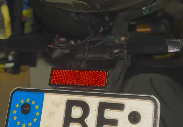 Motorrad-Kennzeichen-Halter für Rückstrahler und Kennzeichenbeleuchtung (mit Langlöchern) — modelo 3D