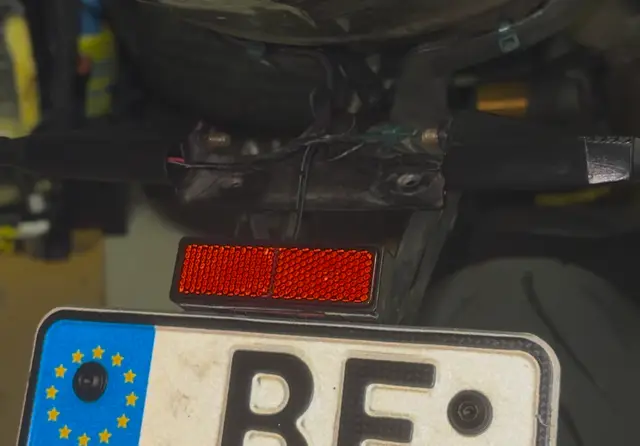 Motorrad-Kennzeichen-Halter für Rückstrahler und Kennzeichenbeleuchtung (mit Langlöchern) — modelo 3D