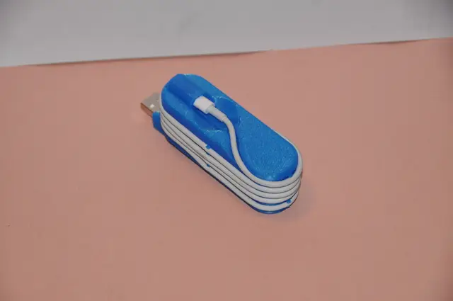 Iphone cord manager — modelo 3D