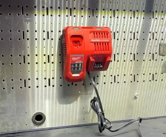 Milwaukee M18 Battery charger holder for a Snap On tool box hutch — modelo 3D
