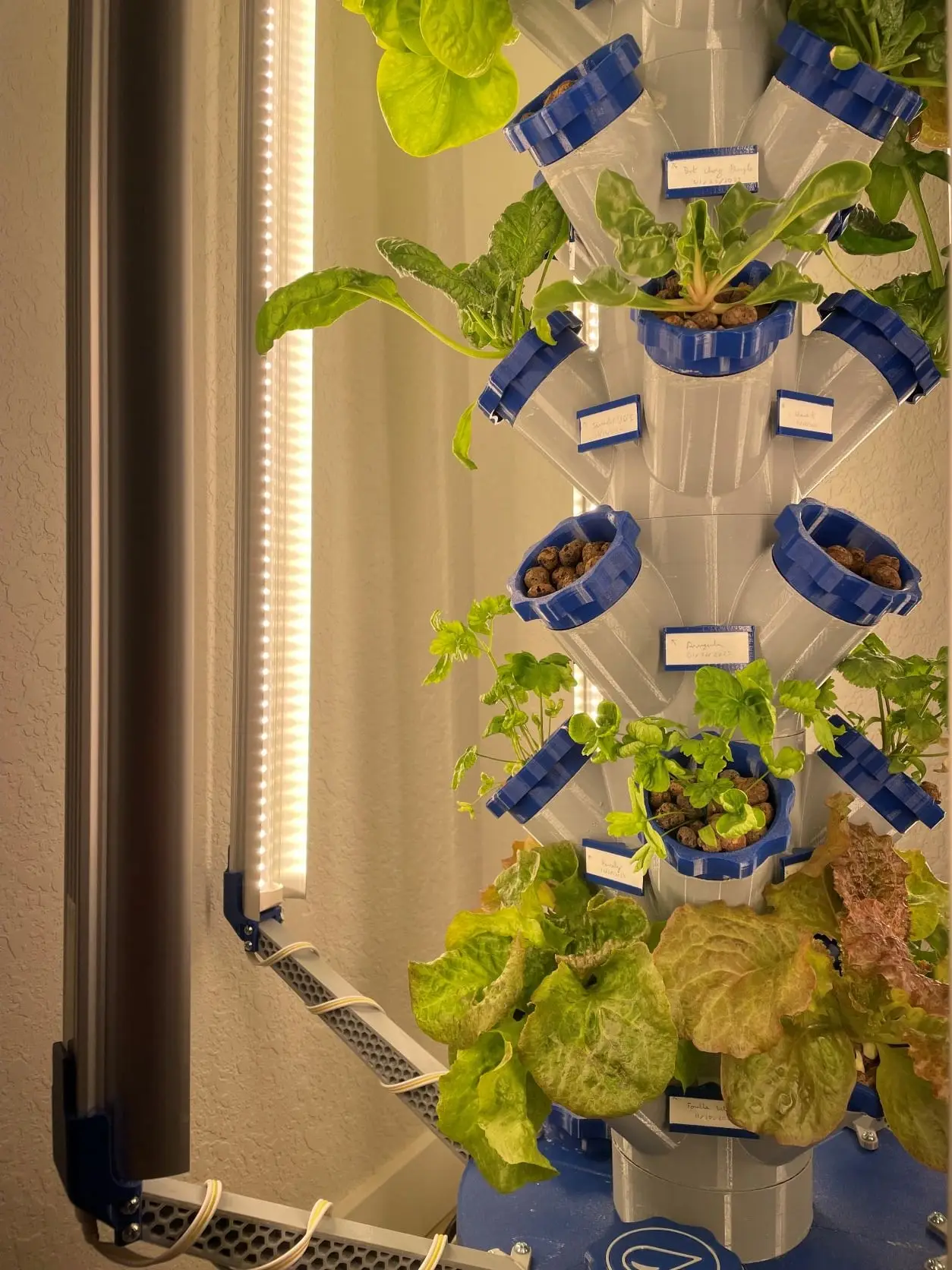Modular Hydroponics Tower w/ Grow Lights — modelo 3D