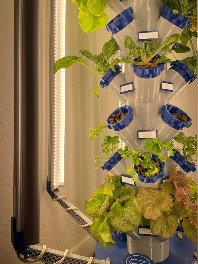 Modular Hydroponics Tower w/ Grow Lights — modelo 3D