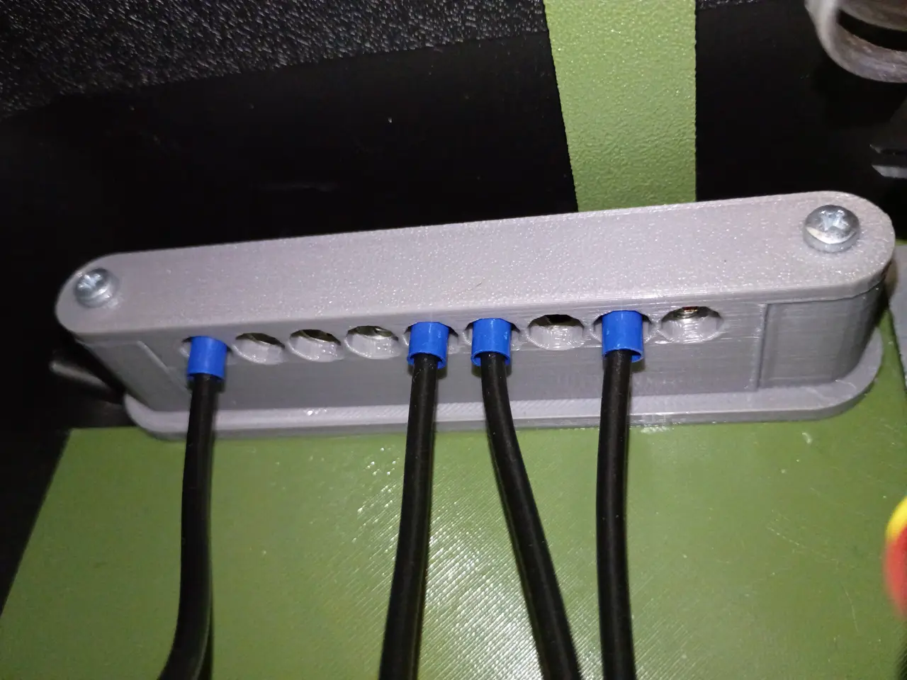 7-Terminal Bus Bar Insulation and Mount — modelo 3D