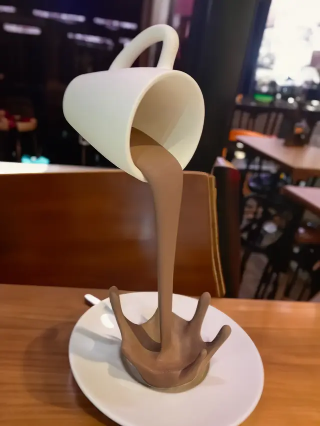 Floating coffee cup sculpture — modelo 3D