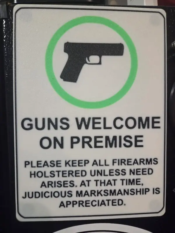 Guns are Welcome on Premise Fridge Sign — modelo 3D