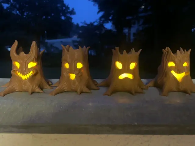 Cute haunted tree family - halloween candle lights — modelo 3D