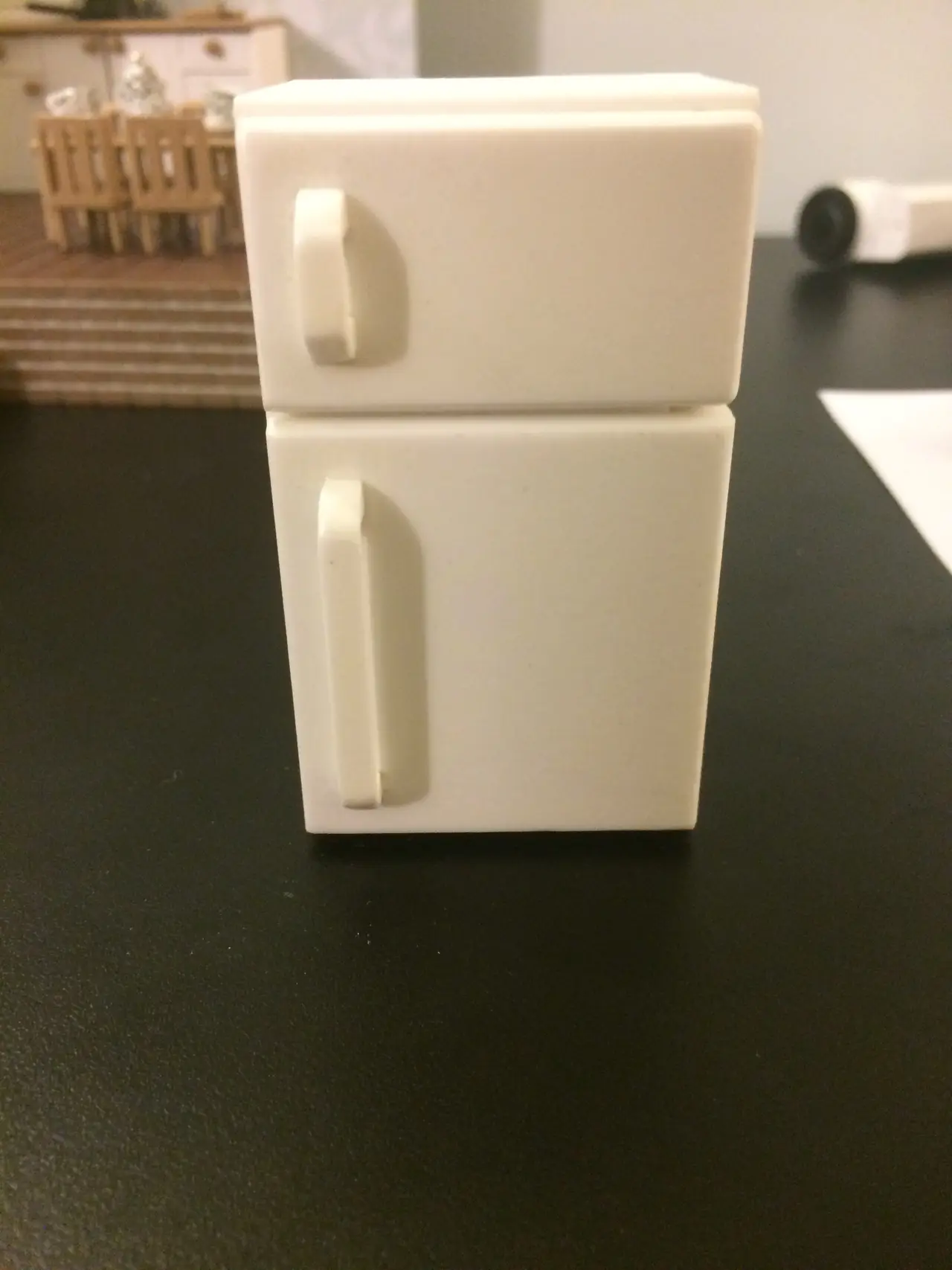 Miniature refrigerator — modelo 3D