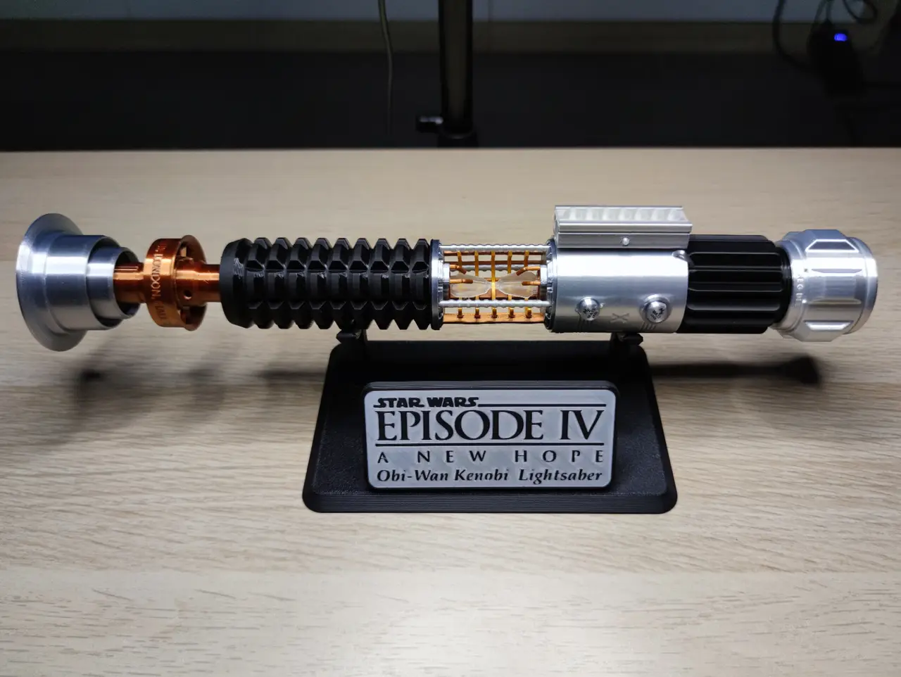 Obi-Wan Kenobi Lightsaber with Crystall Chamber — modelo 3D