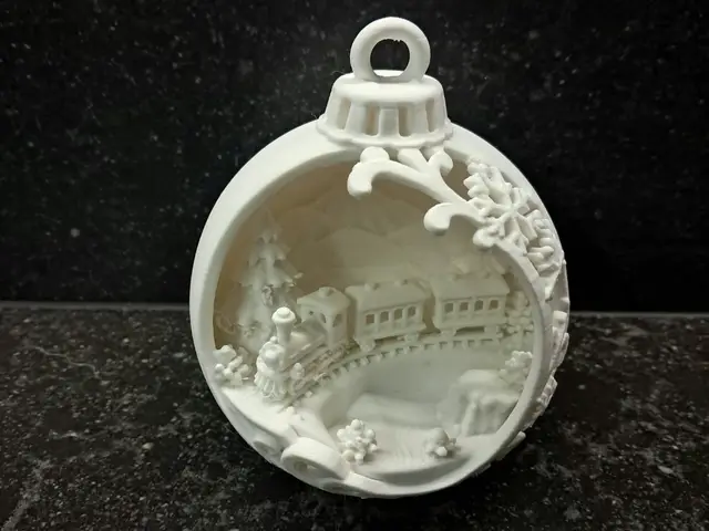 Christmas tree ball with train and mountains — modelo 3D