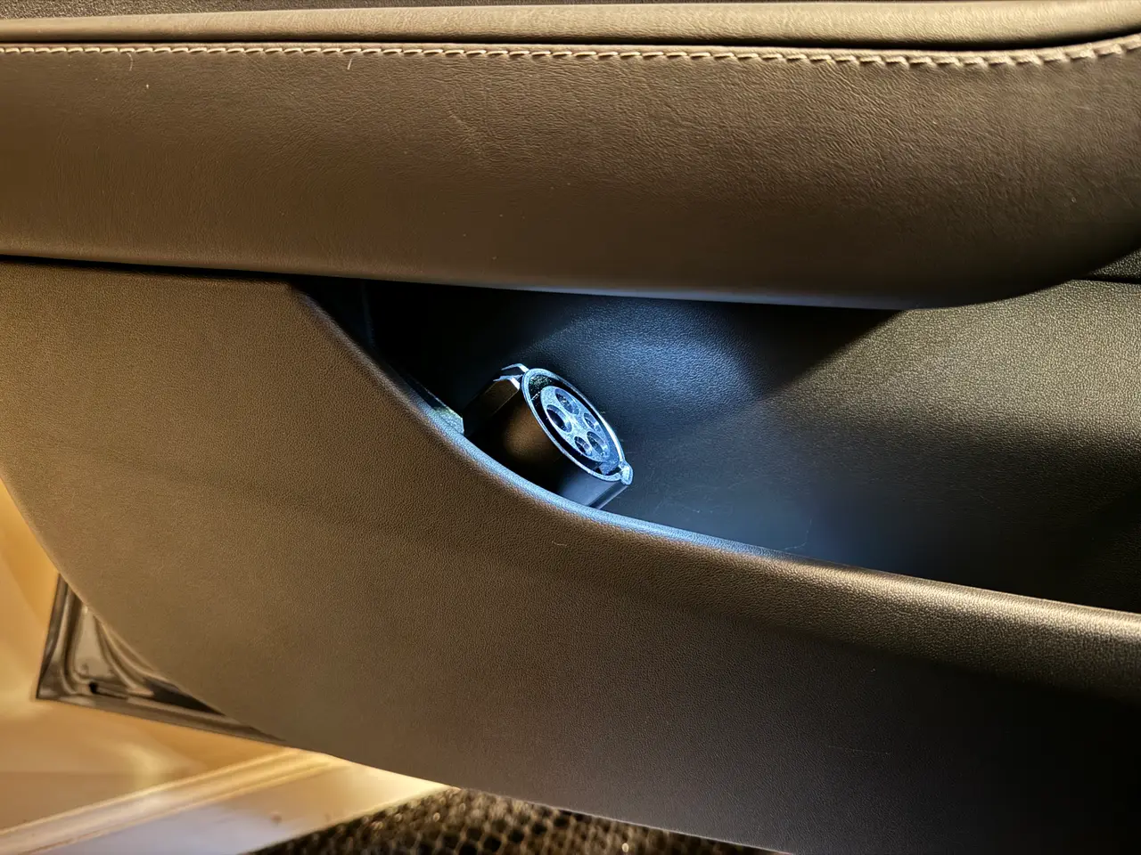 Tesla Model 3 Driver's Door J1772 Adapter Dock - Rear Mounted — modelo 3D