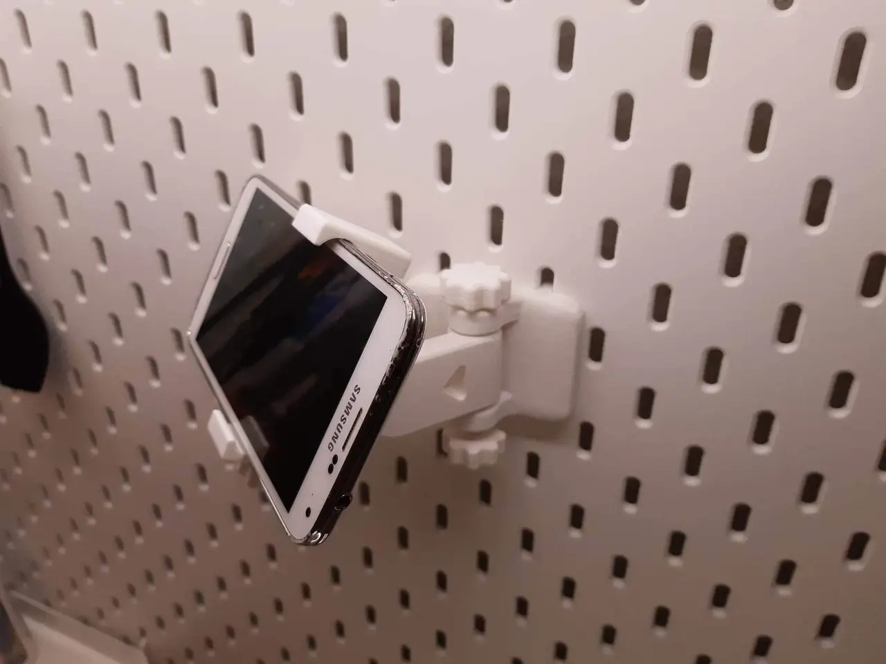 Adjustable Skadis phone mount — modelo 3D