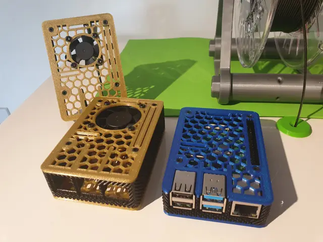 Raspberry Pi 4 case with break-out GPIO tab + fan versions — modelo 3D