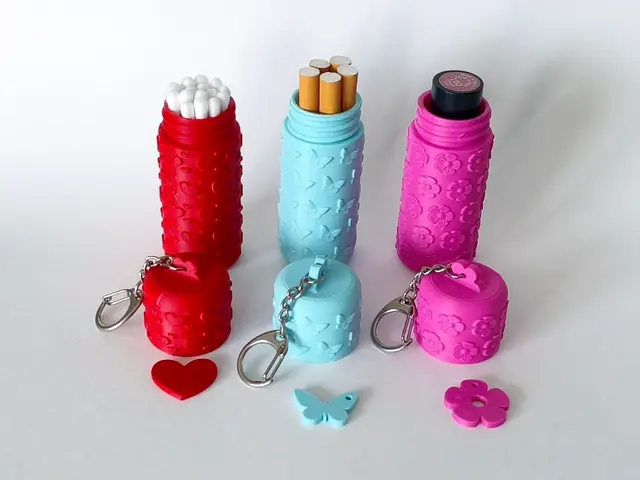 Lipstick case with ornament - keychain — modelo 3D