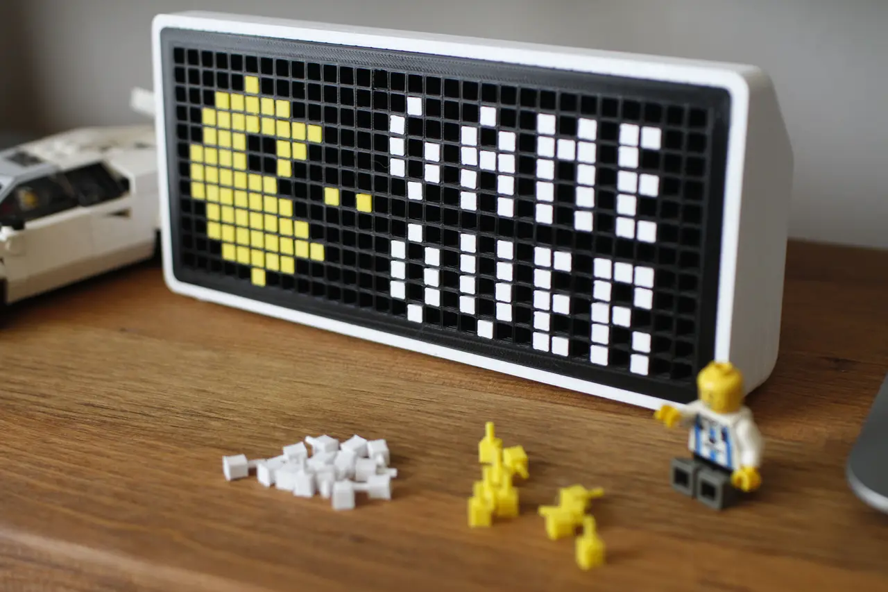 Unique customizable pixel box on desk v.1 — modelo 3D