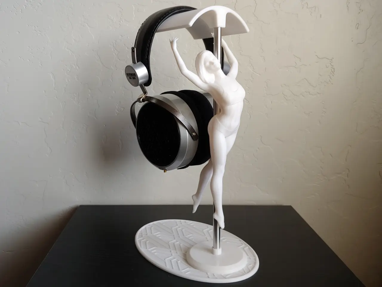 Pole Dancer Sculpture Headphone Stand — modelo 3D