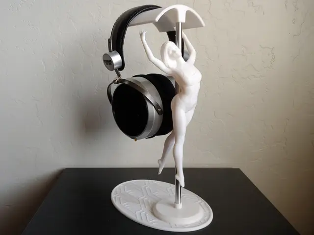 Pole Dancer Sculpture Headphone Stand — modelo 3D