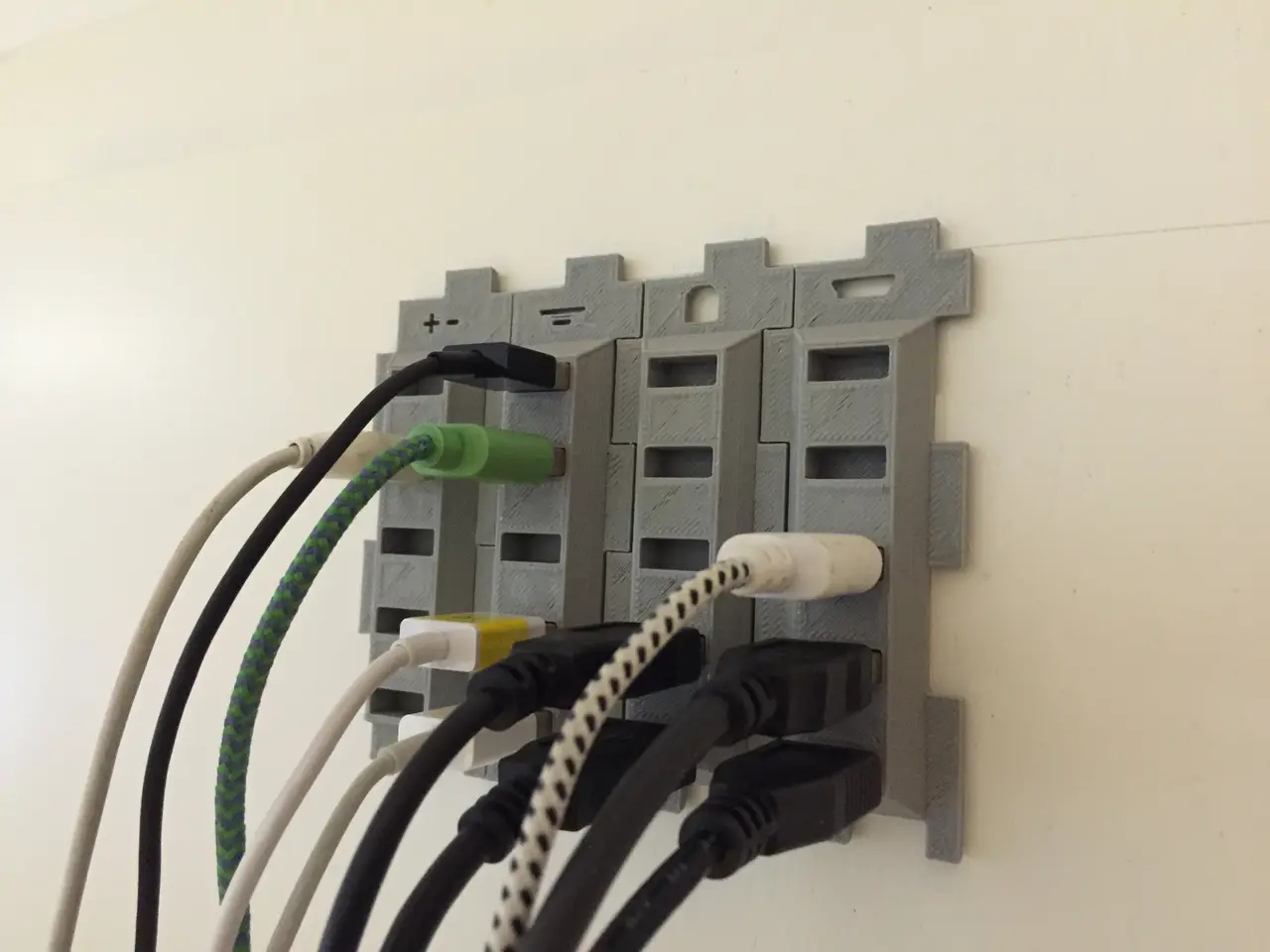 USB cable holder — modelo 3D