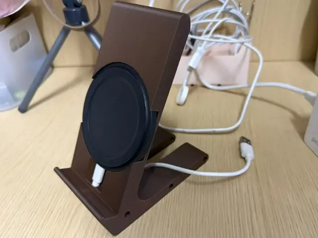Phone stand for Ugreen (绿联) wireless charger — modelo 3D