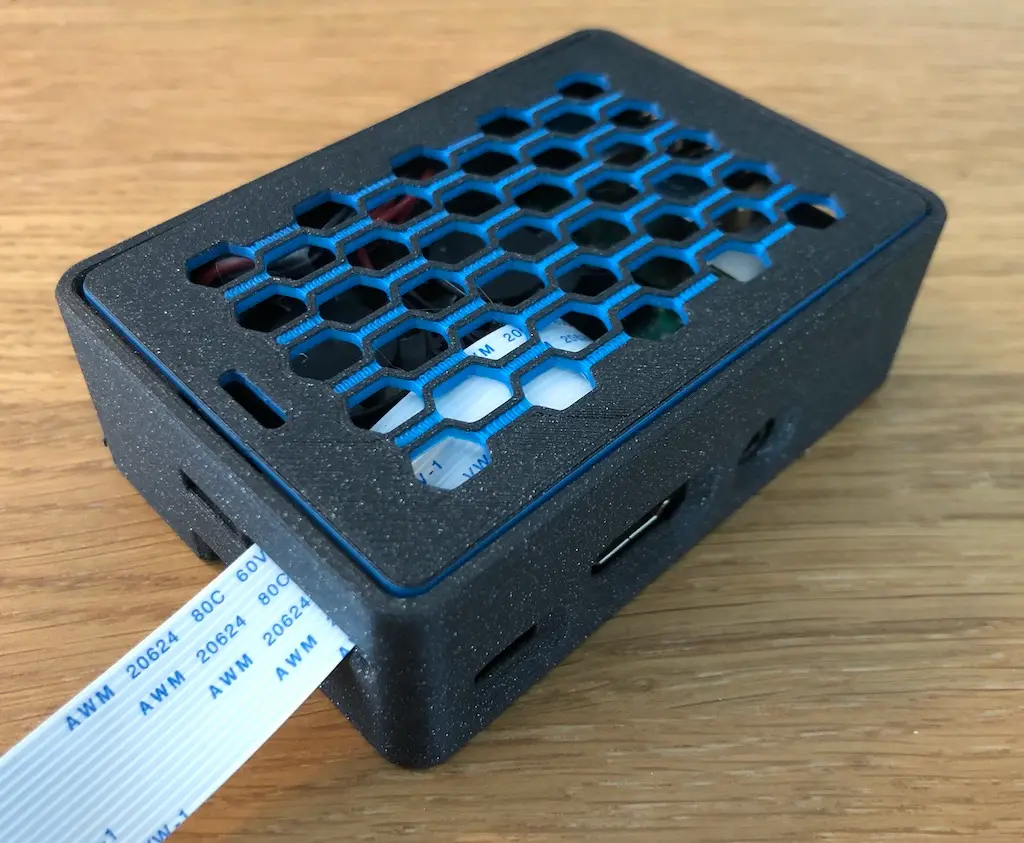 Raspberry Pi 3/4 B+ Case with slot for camera cable — modelo 3D
