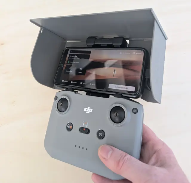 Compact, foldable sun visor for the DJI RC-N3 — modelo 3D